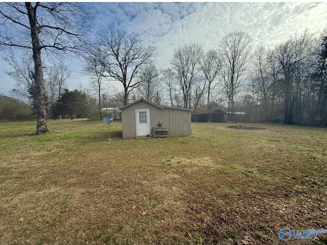 view of yard featuring a shed