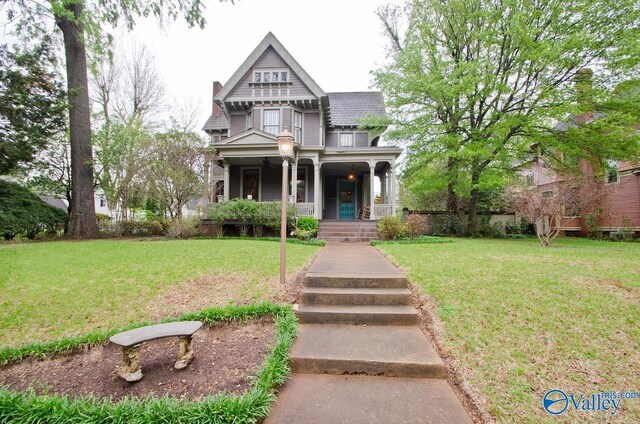 view of front of property featuring a porch and a front lawn