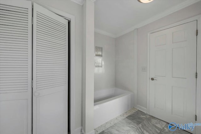 bathroom featuring crown molding and a washtub