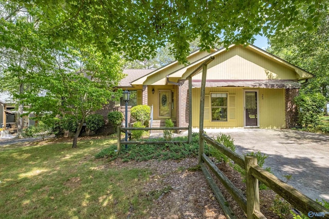 view of front of property with a front lawn, a porch, and brick siding