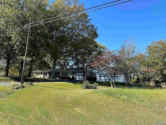 view of front facade featuring a front lawn