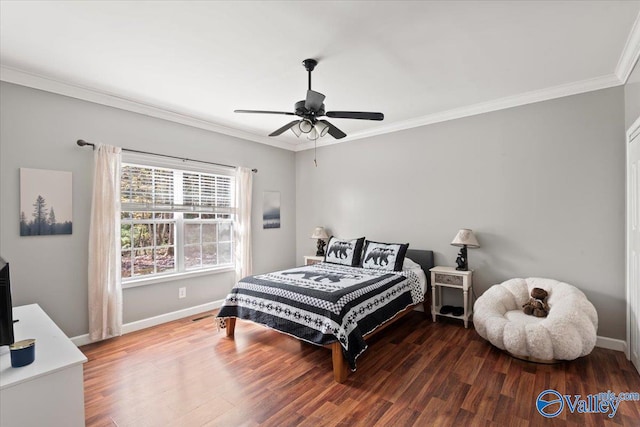 bedroom featuring ceiling fan, dark hardwood / wood-style floors, and crown molding