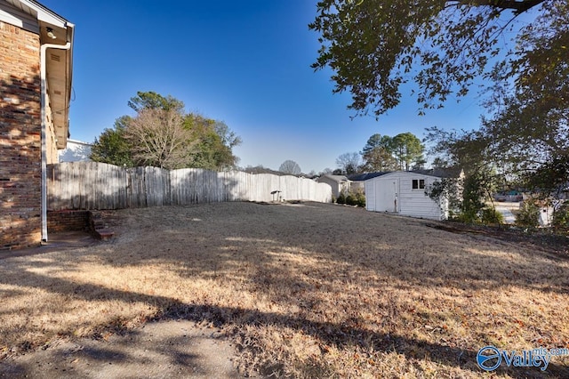 view of yard featuring a shed