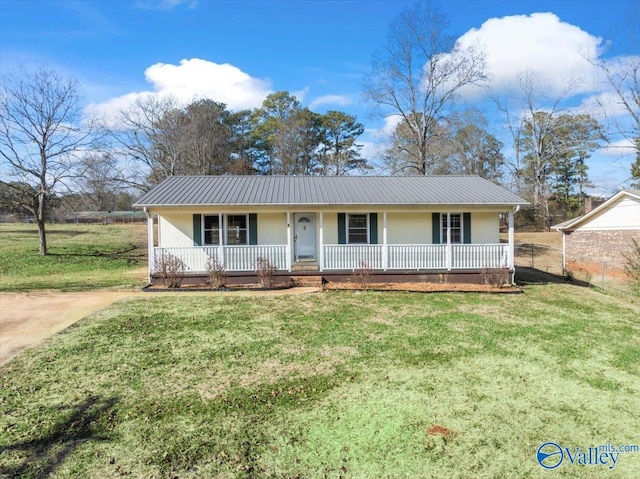 single story home featuring a porch and a front lawn