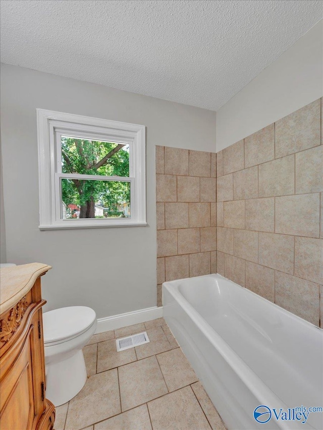 1419 11th St SE, Cullman, AL 35055 - bathroom featuring toilet, a textured ceiling, visible vents, and a bathtub