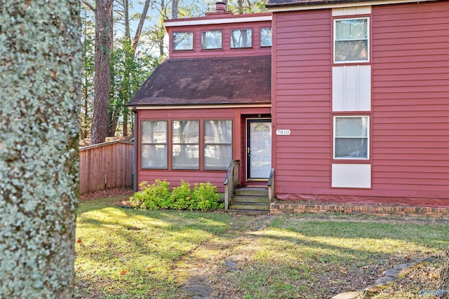 view of front of house with a front lawn