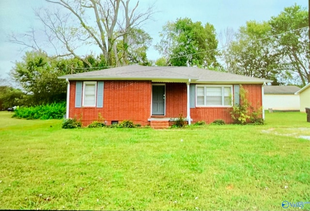 single story home featuring a front yard