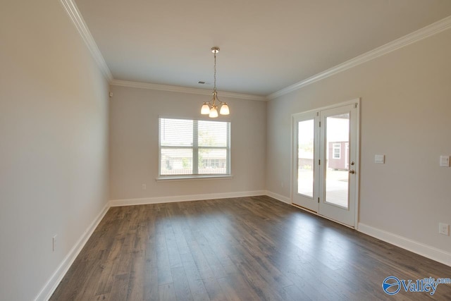 empty room with crown molding, dark wood-type flooring, and a notable chandelier