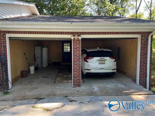 garage featuring freestanding refrigerator