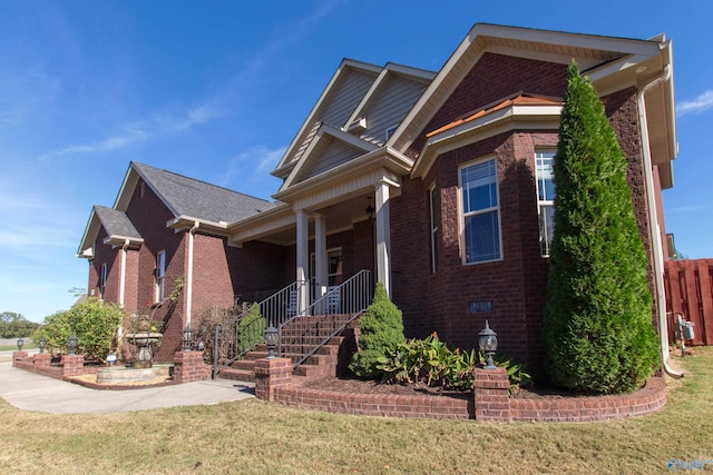 view of front of property featuring a porch and a front yard