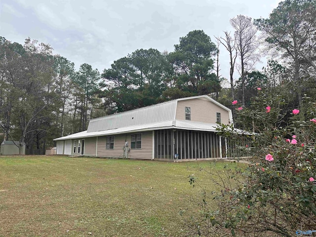 view of front of home featuring a front yard