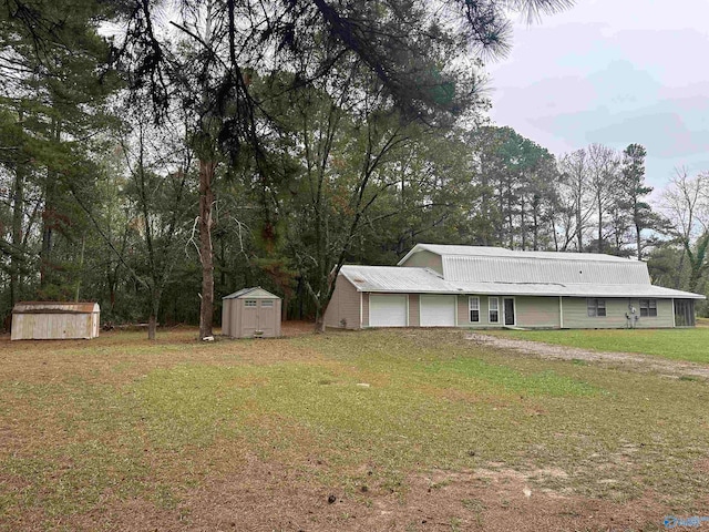 view of yard with a storage unit
