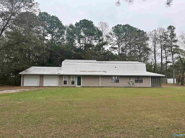 view of front of home featuring a front yard and a garage