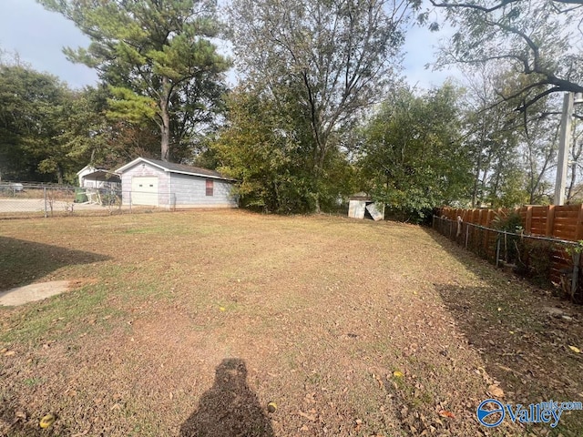 view of yard featuring a shed