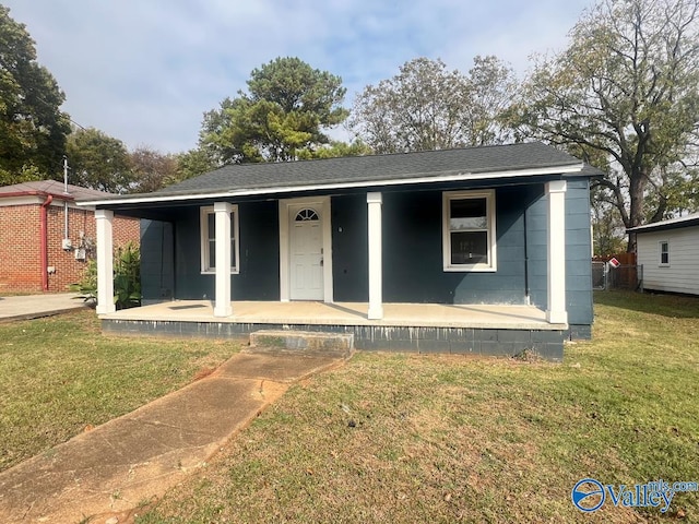 view of front of home with covered porch and a front lawn