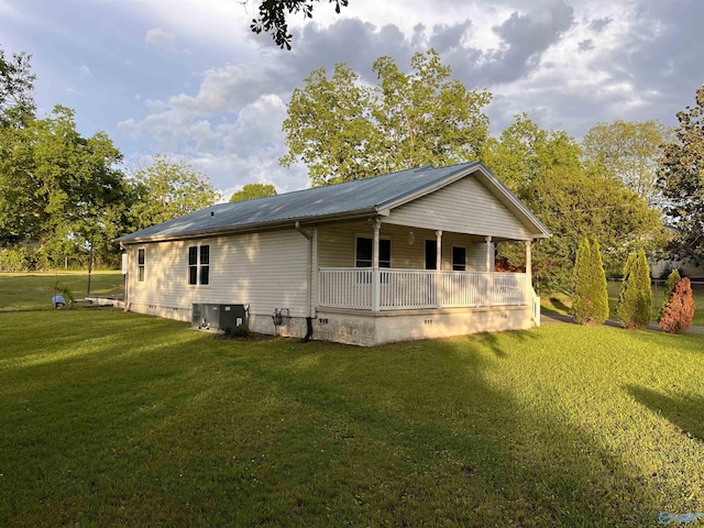 601 SW 9th Ave, Attalla, AL 35954 - rear view of property featuring central air condition unit, a porch, crawl space, and a lawn