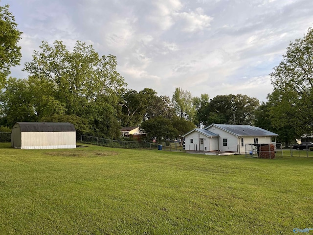 601 SW 9th Ave, Attalla, AL 35954 - view of yard with an outdoor structure, a fenced backyard, and a storage unit