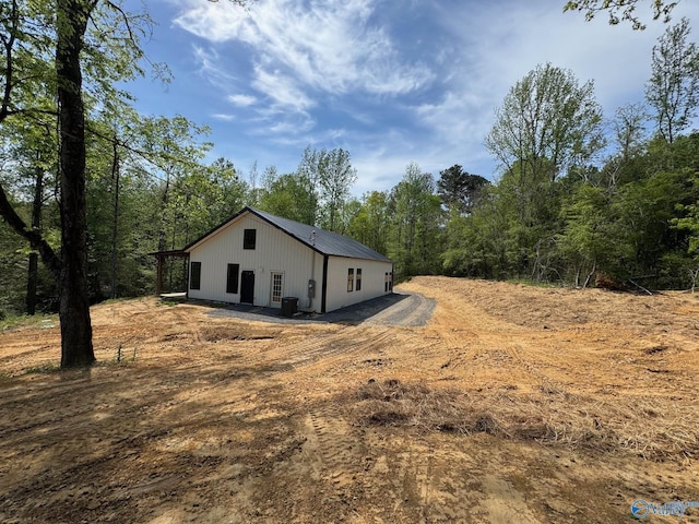 view of front facade featuring a forest view