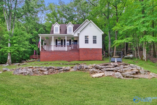 view of front of house featuring covered porch and a front yard