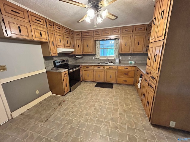 kitchen featuring a textured ceiling, stainless steel electric stove, sink, and ceiling fan