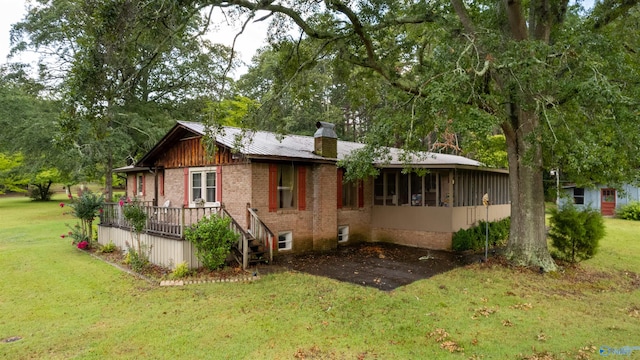 view of front of property with a front lawn