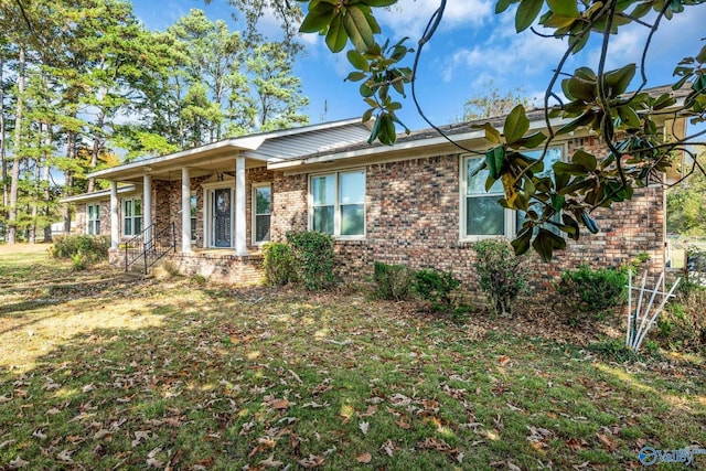 ranch-style house featuring a front yard