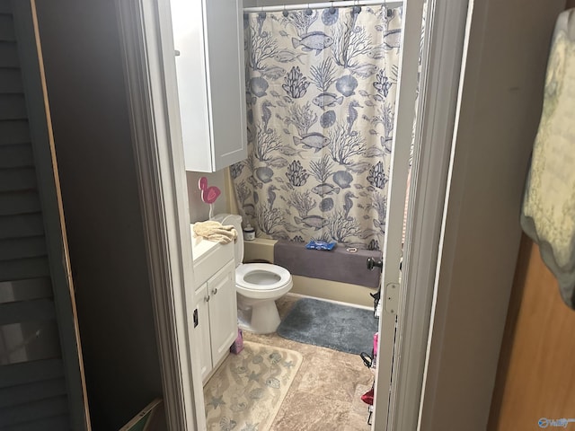 full bath with shower / bath combo with shower curtain, toilet, and vanity