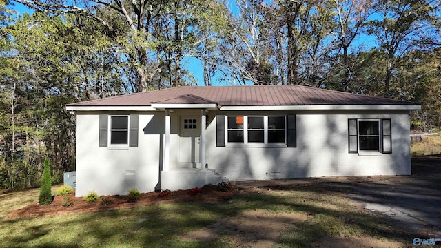 view of front of house featuring a front yard