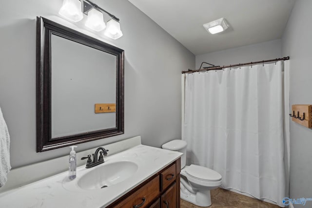 bathroom with a shower with curtain, vanity, and toilet