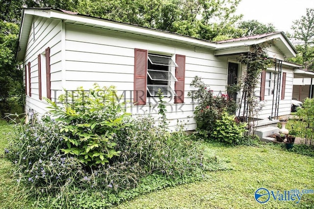525 Quincy St, Scottsboro, AL 35768 - view of property exterior with a yard