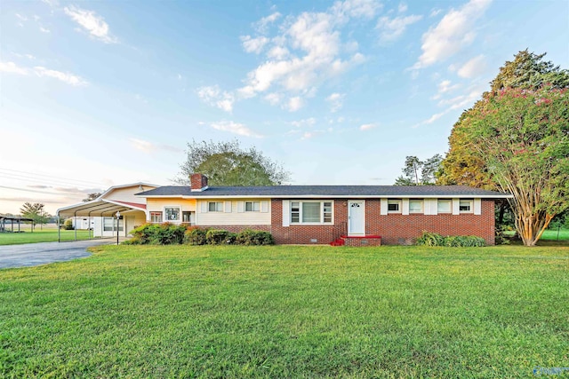 ranch-style house featuring a front yard