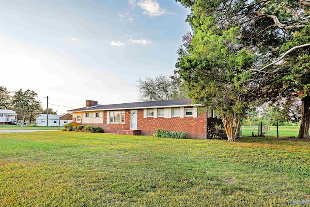 ranch-style house featuring a front lawn