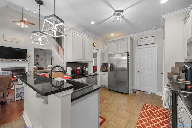 kitchen featuring kitchen peninsula, a kitchen bar, sink, and stainless steel appliances