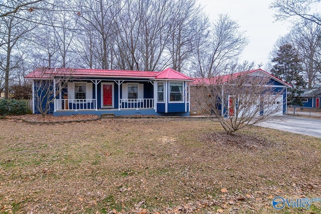 ranch-style house featuring a front lawn and a porch