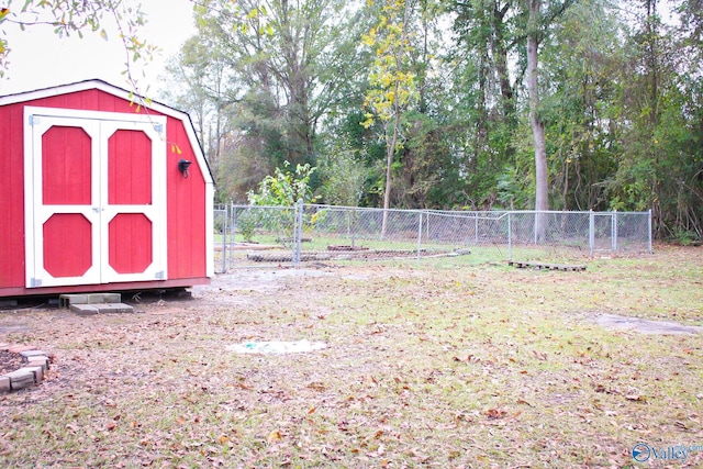 view of yard featuring a storage shed