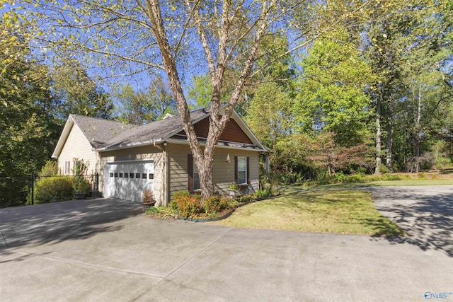 1033 Edgewood Cir, Arab, AL 35016 - view of front of property with an attached garage, driveway, fence, and a front lawn