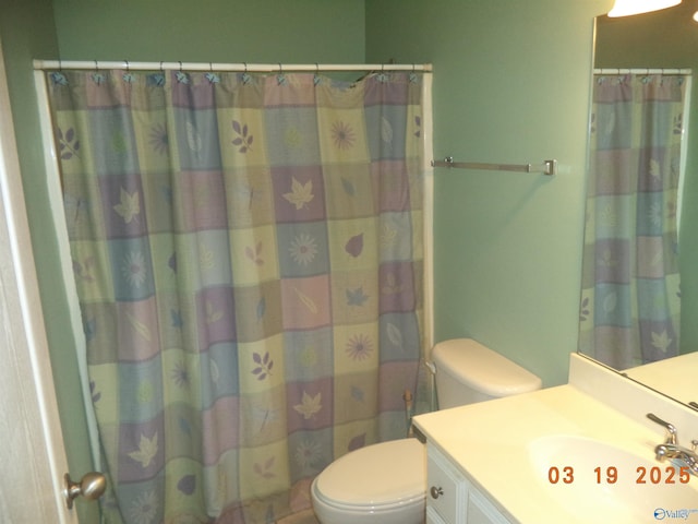 full bath featuring vanity, toilet, and a shower with curtain