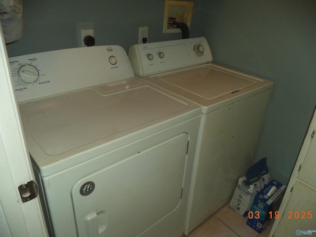 washroom featuring tile patterned floors and washing machine and clothes dryer