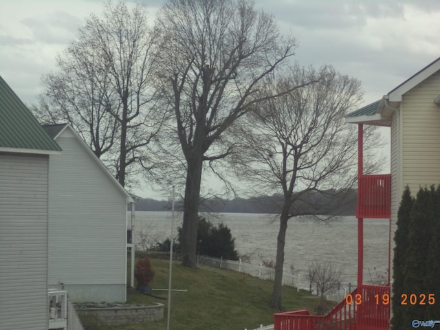 view of yard featuring a water view