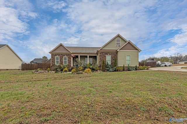 view of front of property featuring fence and a front yard