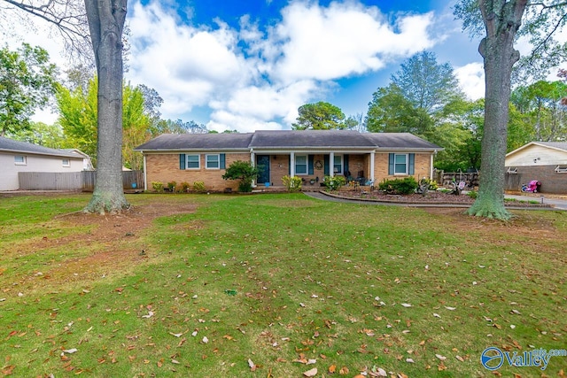 ranch-style house featuring a front yard