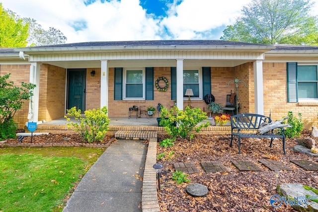 single story home featuring a porch and a front yard