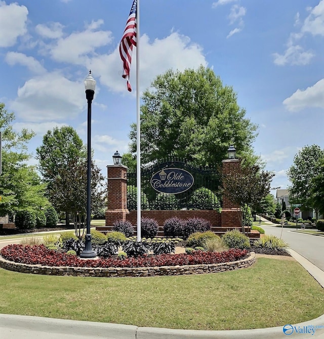 community sign with a lawn