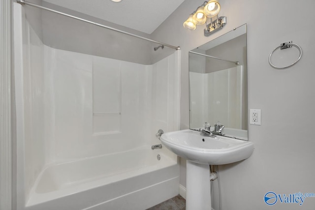 bathroom with tub / shower combination