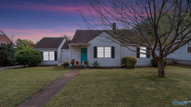 view of front of property with a front lawn and roof with shingles