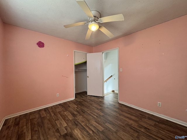 unfurnished bedroom with ceiling fan, a textured ceiling, dark hardwood / wood-style flooring, and a closet