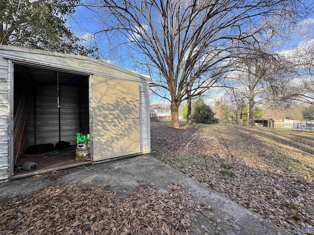 view of yard with an outbuilding