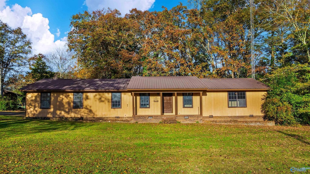 ranch-style home featuring a front yard