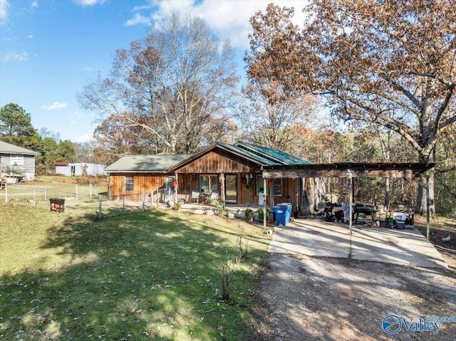 view of front of property with a front yard