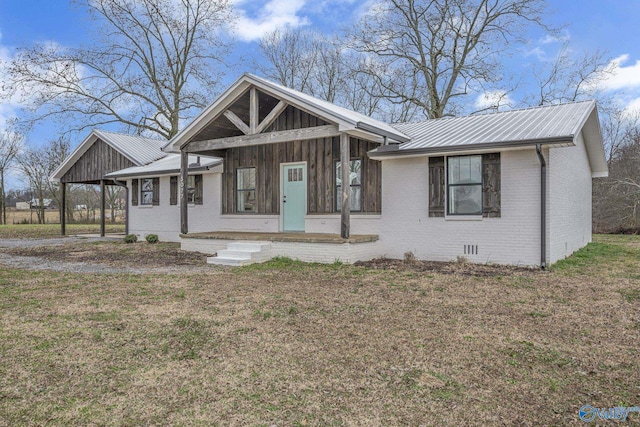 view of front facade featuring a porch and a front yard